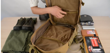 Taktischer Rucksack mit Molle System und Klettaufnahme