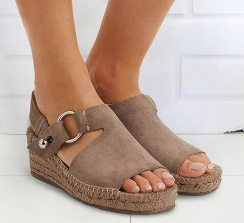 Comfortable women's sandals made of hemp rope 